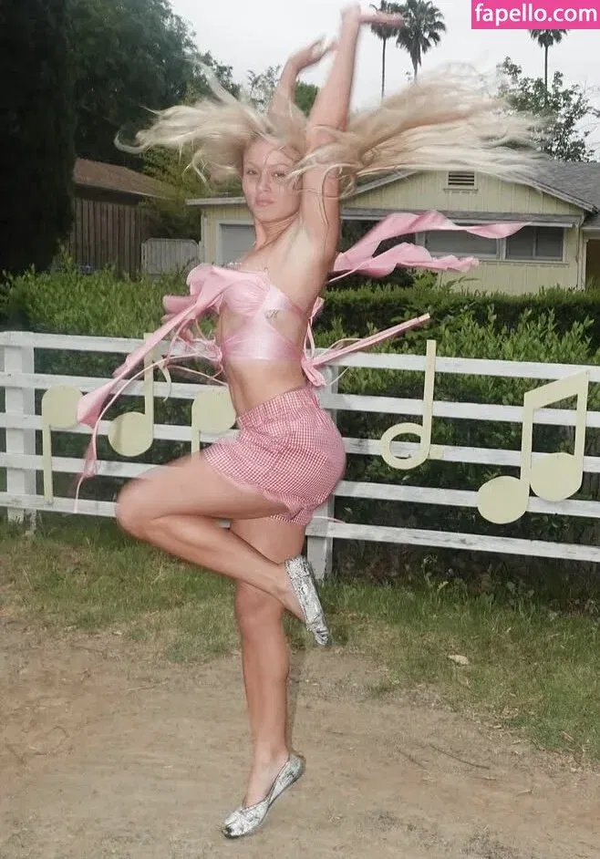 Zara Larsson / zaralarsson Onlyfans Photo Gallery 