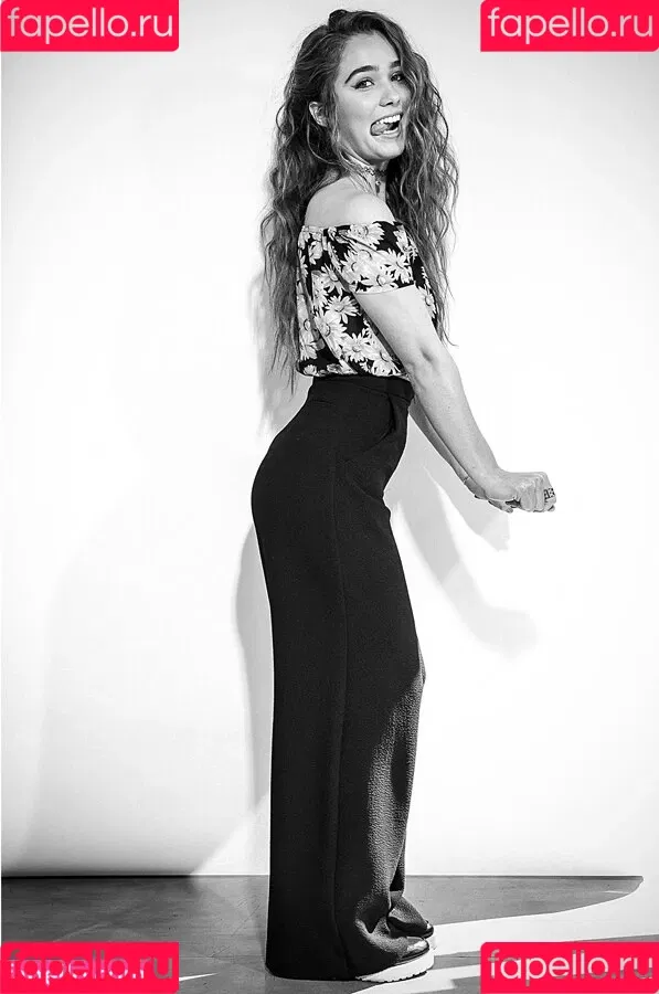 Haley Lu Richardson / haleyluhoo Onlyfans Photo Gallery 