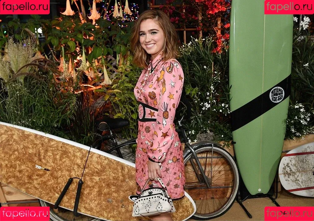Haley Lu Richardson / haleyluhoo Onlyfans Photo Gallery 