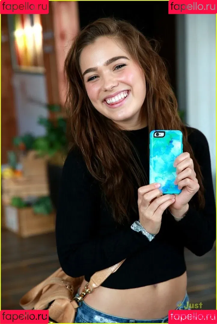 Haley Lu Richardson / haleyluhoo Onlyfans Photo Gallery 