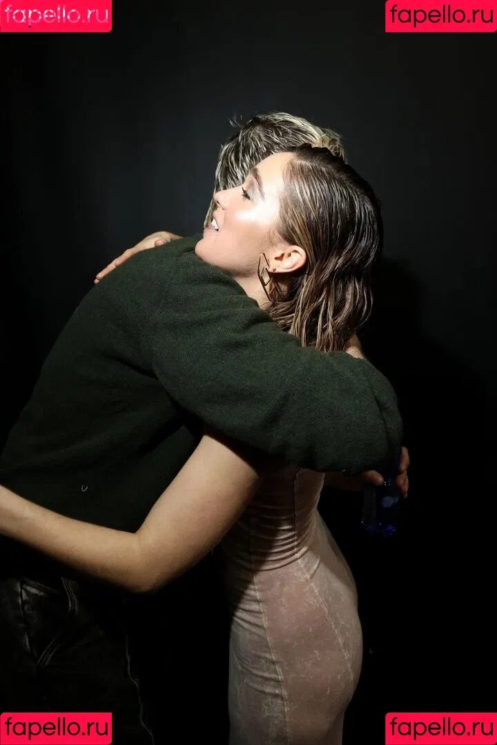 Haley Lu Richardson / haleyluhoo Onlyfans Photo Gallery 