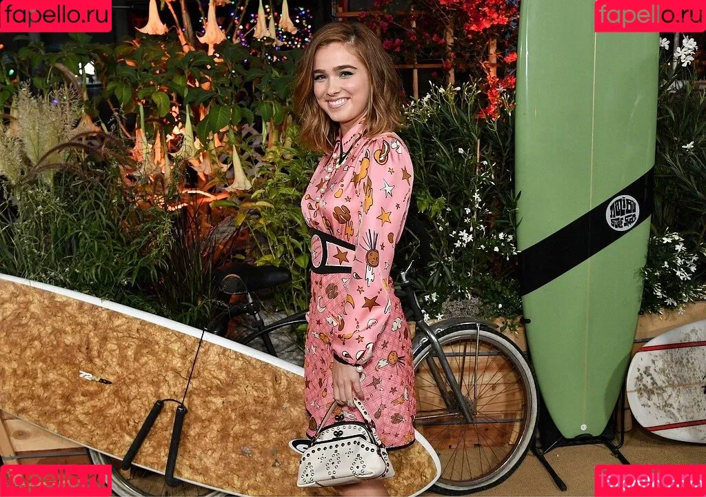 Haley Lu Richardson / haleyluhoo Onlyfans Photo Gallery 