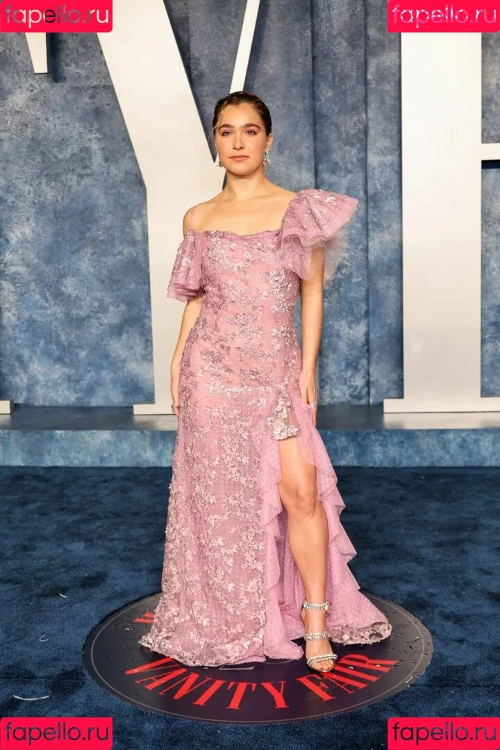 Haley Lu Richardson / haleyluhoo Onlyfans Photo Gallery 