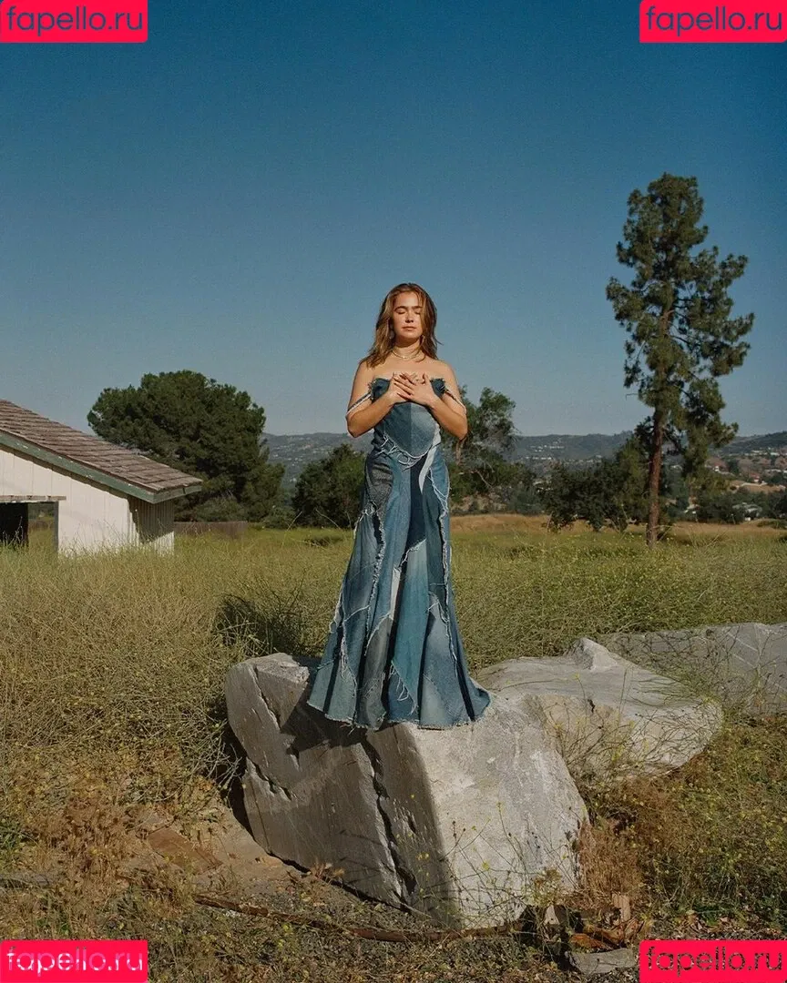 Haley Lu Richardson / haleyluhoo Onlyfans Photo Gallery 
