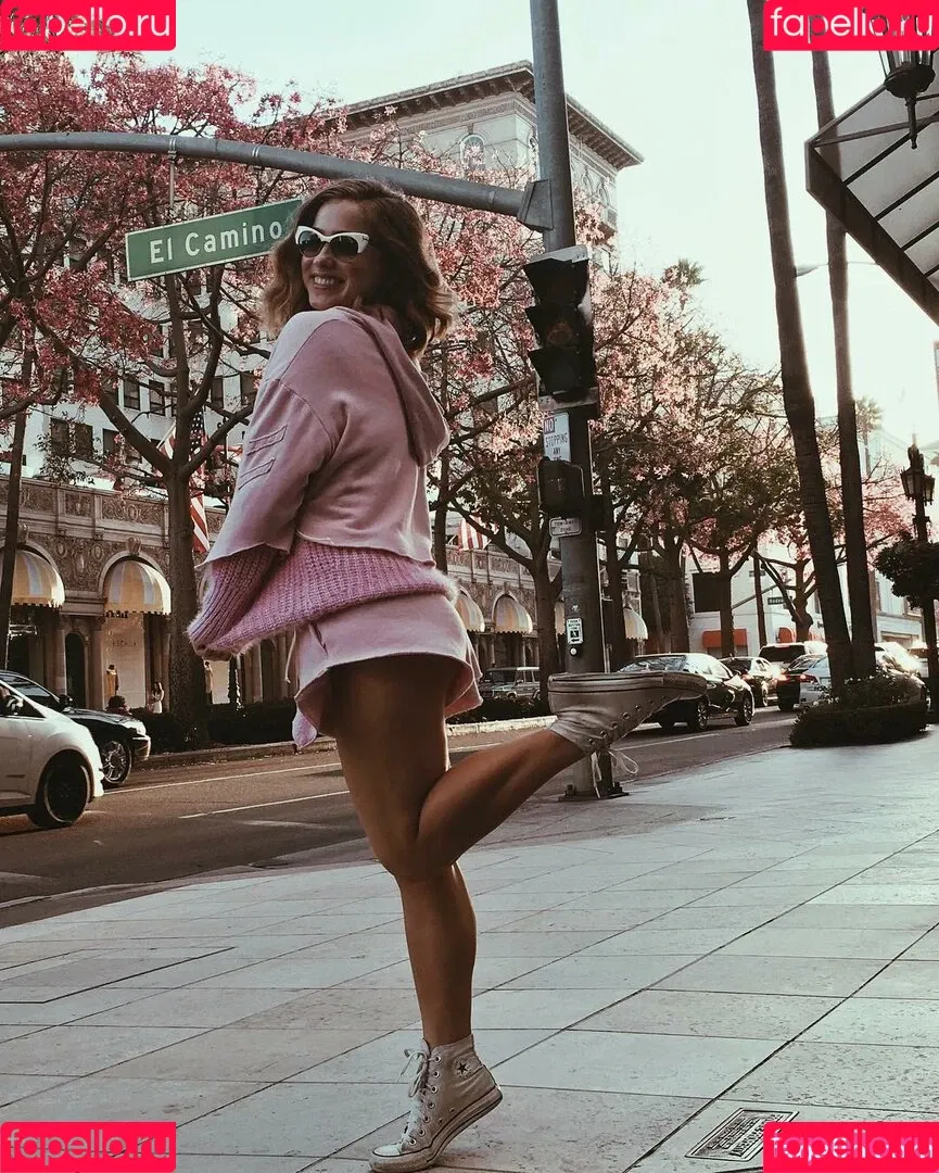 Haley Lu Richardson / haleyluhoo Onlyfans Photo Gallery 