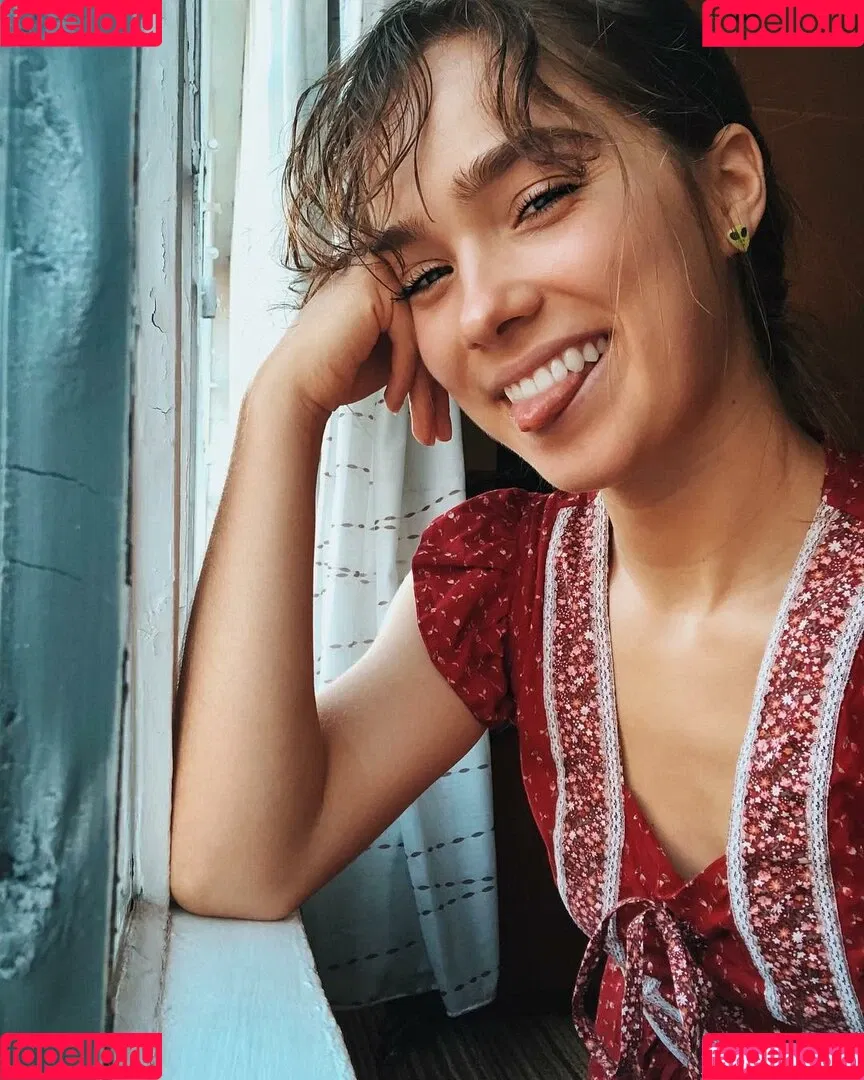Haley Lu Richardson / haleyluhoo Onlyfans Photo Gallery 
