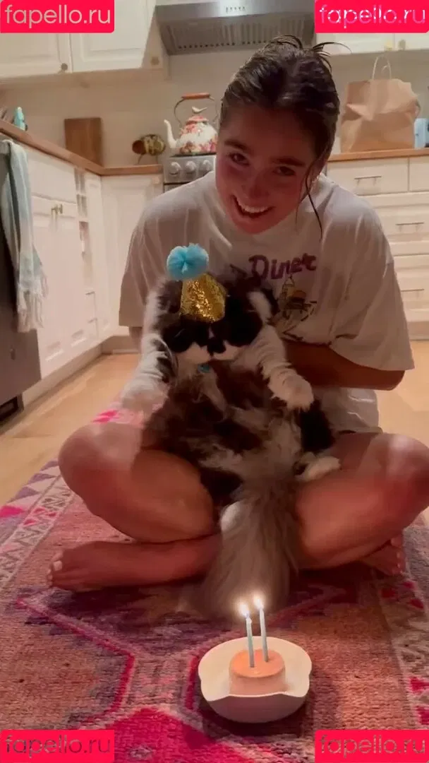 Haley Lu Richardson / haleyluhoo Onlyfans Photo Gallery 