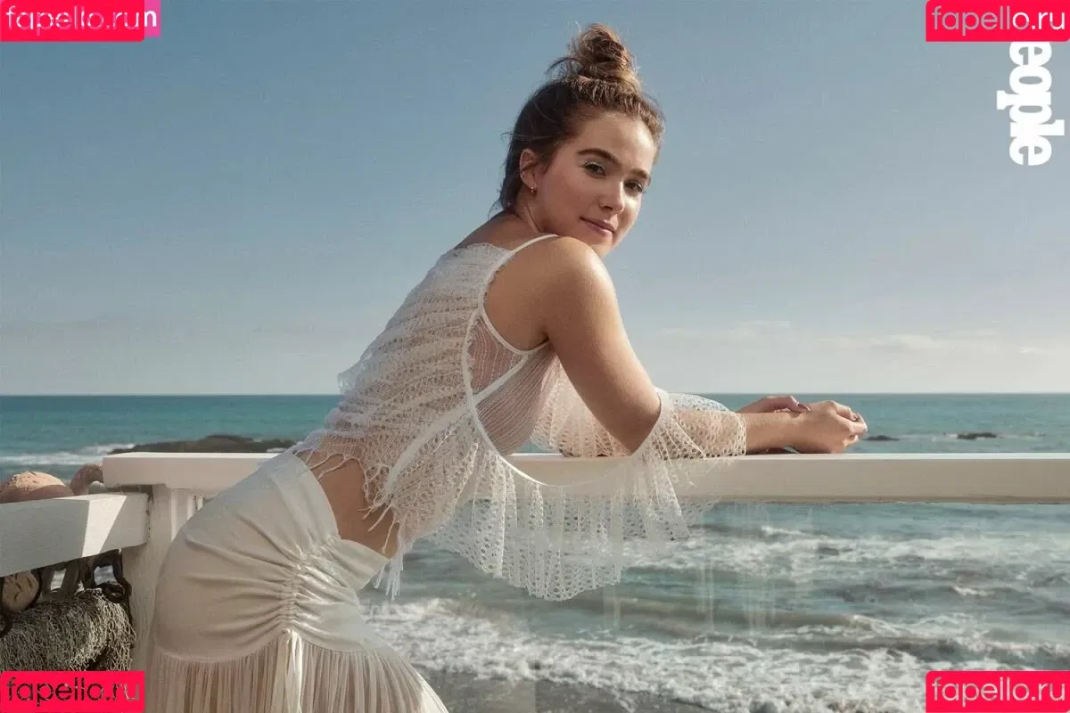 Haley Lu Richardson / haleyluhoo Onlyfans Photo Gallery 