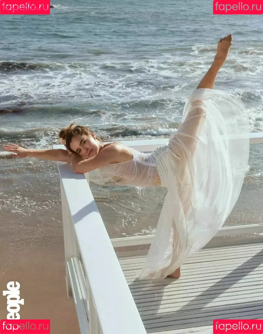 Haley Lu Richardson / haleyluhoo Onlyfans Photo Gallery 