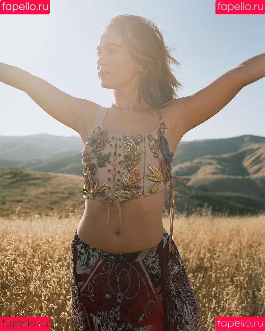 Haley Lu Richardson / haleyluhoo Onlyfans Photo Gallery 