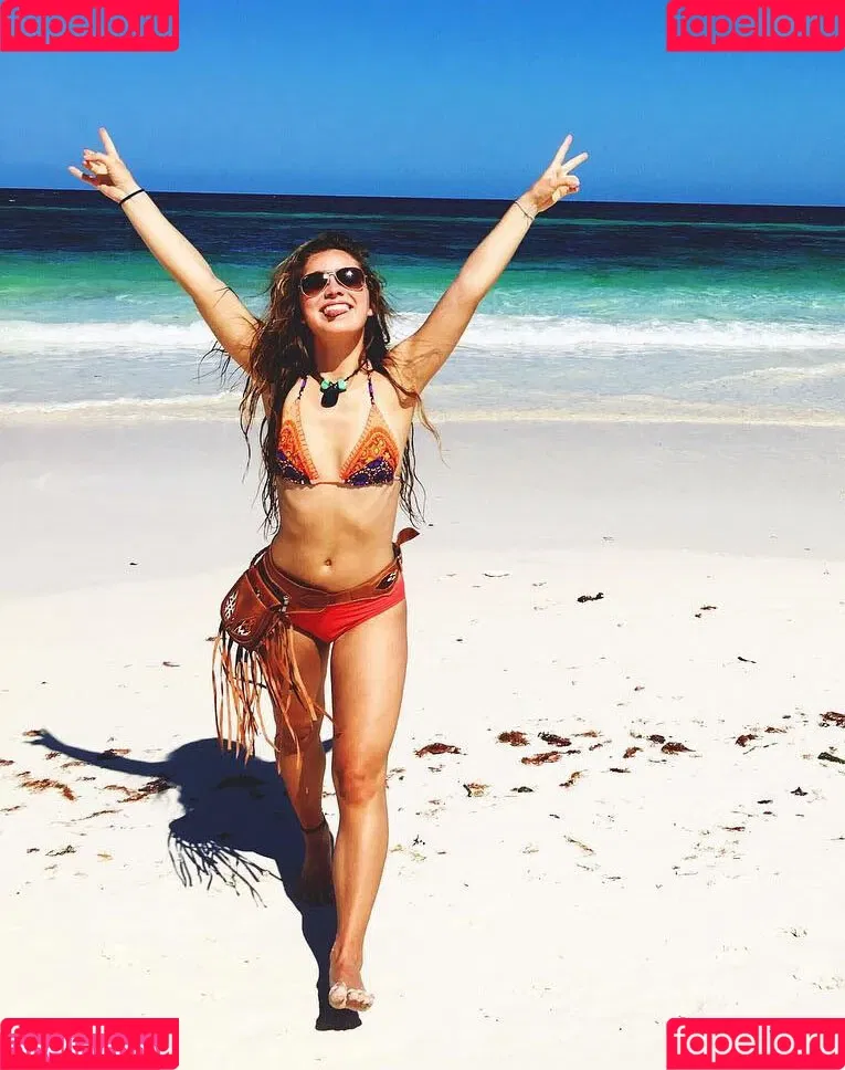 Haley Lu Richardson / haleyluhoo Onlyfans Photo Gallery 