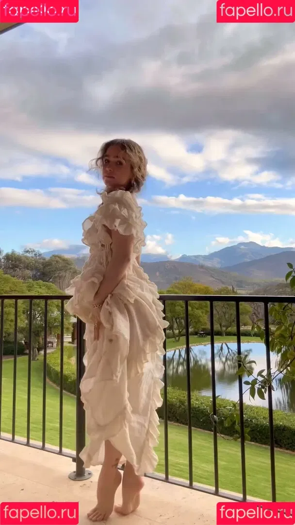 Haley Lu Richardson / haleyluhoo Onlyfans Photo Gallery 
