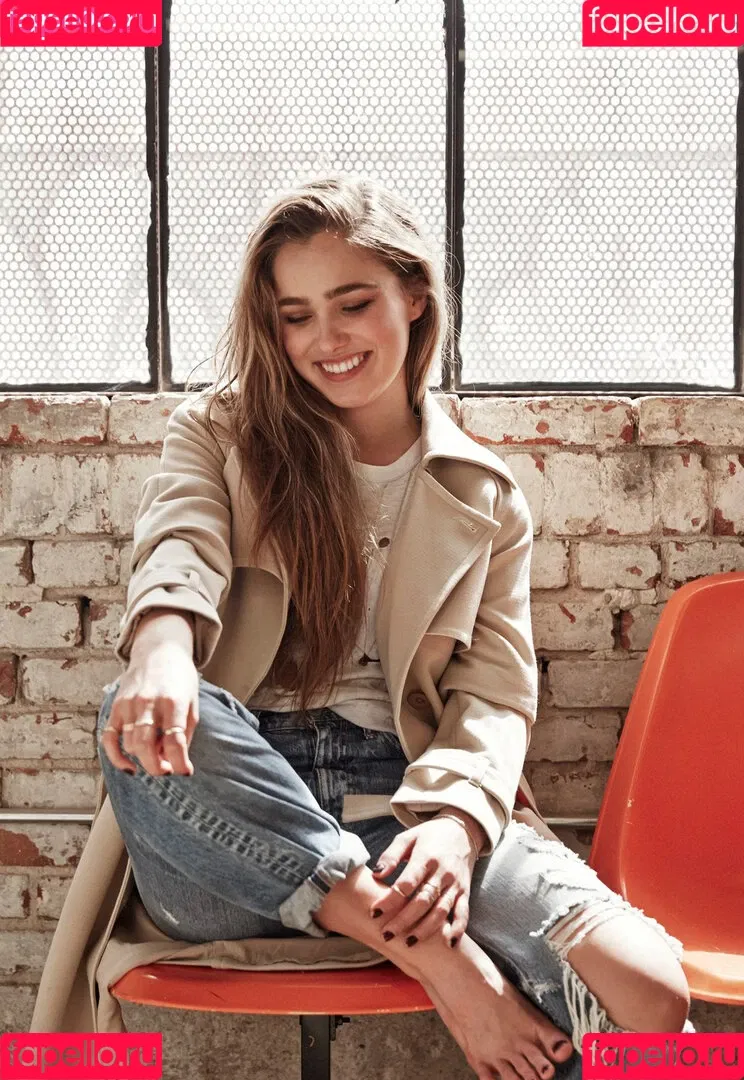 Haley Lu Richardson / haleyluhoo Onlyfans Photo Gallery 