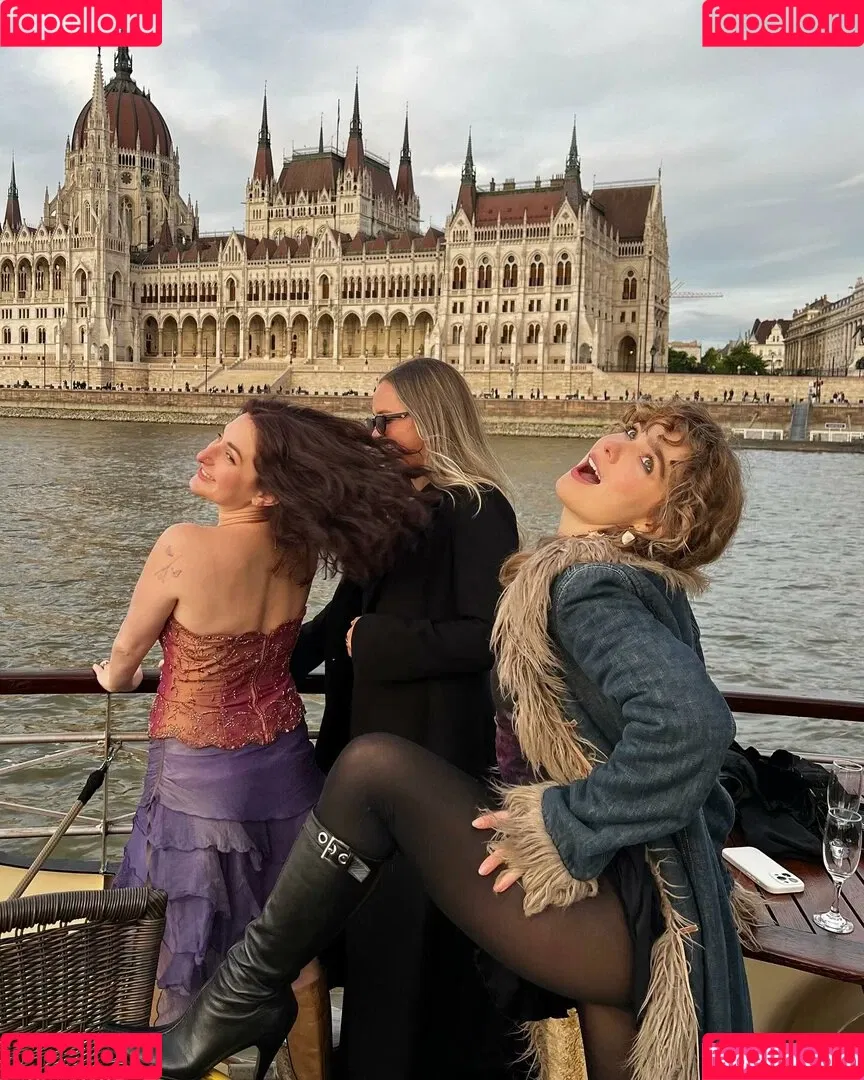 Haley Lu Richardson / haleyluhoo Onlyfans Photo Gallery 