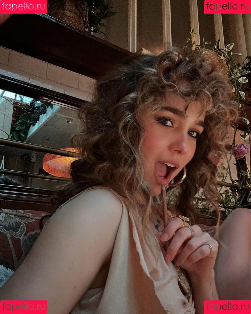 Haley Lu Richardson / haleyluhoo Onlyfans Photo Gallery 
