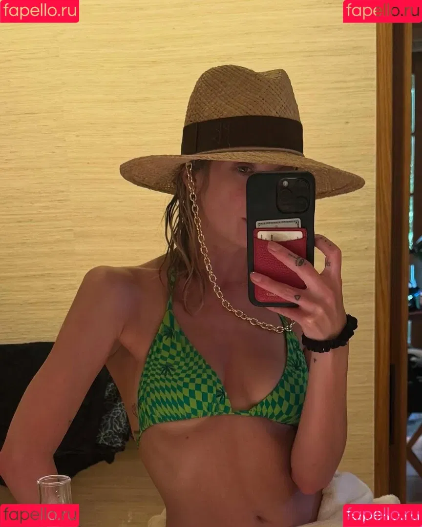 AshBenzo / Ashley Benson / ashley_benson1 / ashleybenson Onlyfans Photo Gallery 