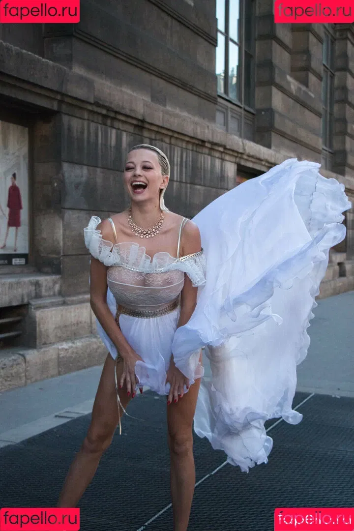 Caroline Vreeland / carolinevreeland / carovreeland Onlyfans Photo Gallery 