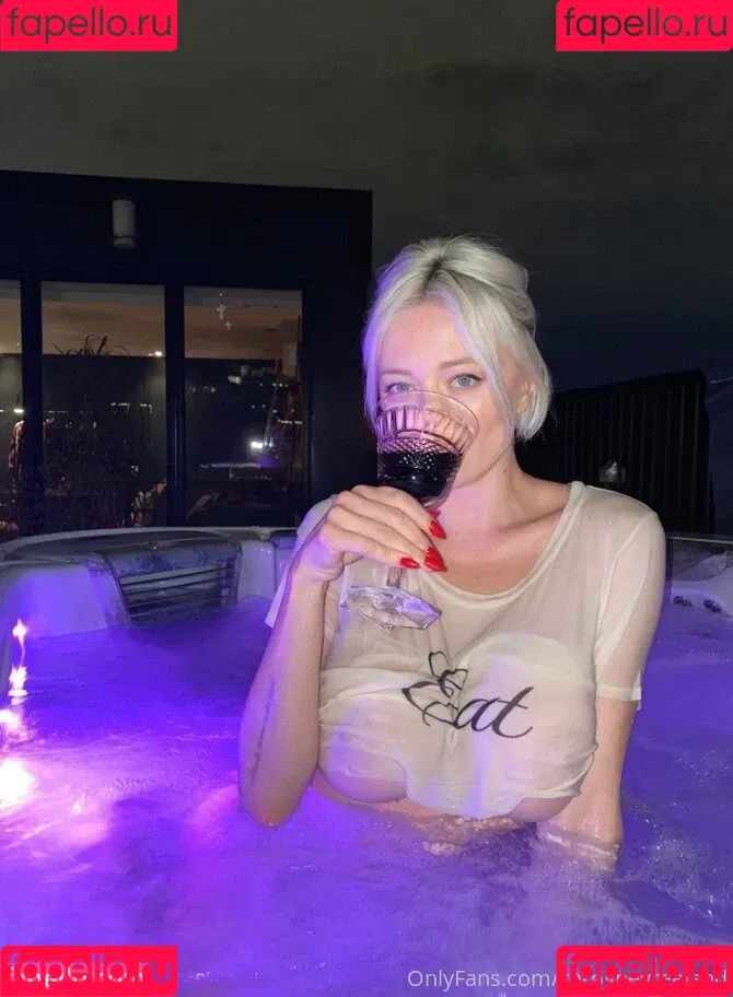 Caroline Vreeland / carolinevreeland / carovreeland Onlyfans Photo Gallery 