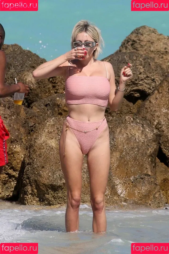 Caroline Vreeland / carolinevreeland / carovreeland Onlyfans Photo Gallery 