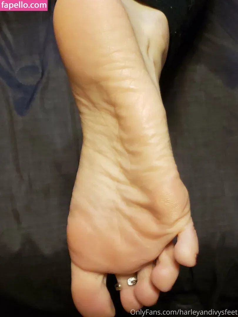 fl0werchildd / harleyandivysfeet Onlyfans Photo Gallery 