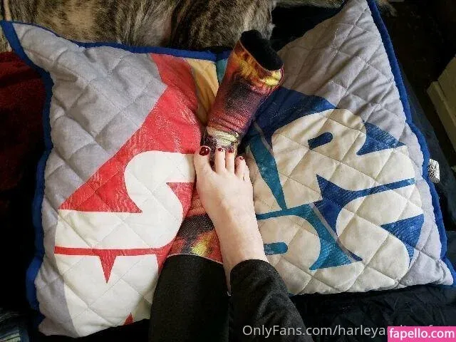 fl0werchildd / harleyandivysfeet Onlyfans Photo Gallery 