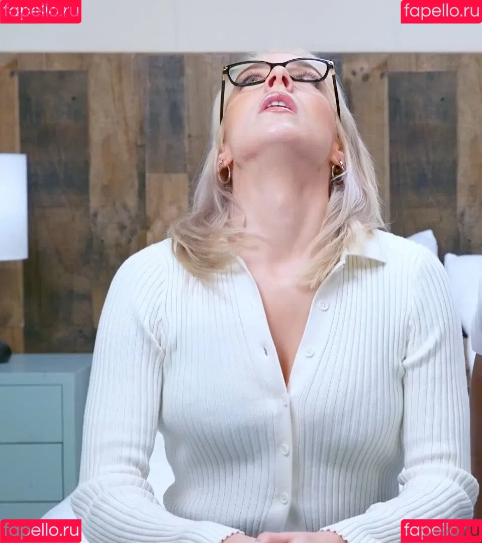 Courtney Miller / co_mill / pikagurlx / typicalvlogs Onlyfans Photo Gallery 