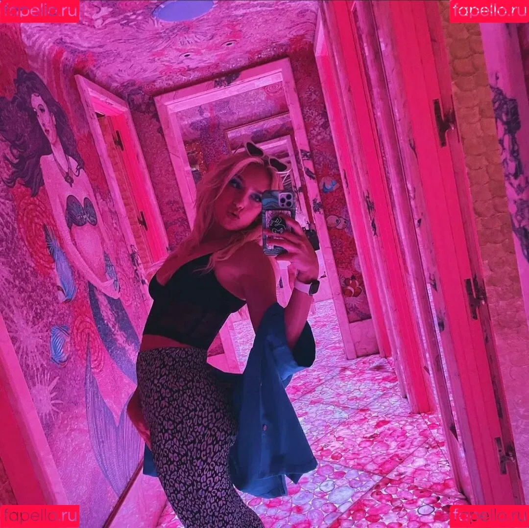Courtney Miller / co_mill / pikagurlx / typicalvlogs Onlyfans Photo Gallery 