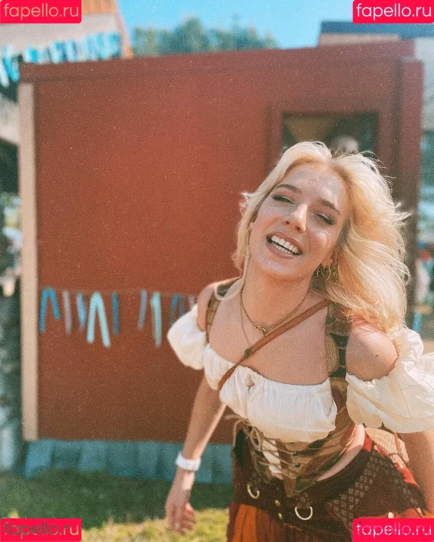 Courtney Miller / co_mill / pikagurlx / typicalvlogs Onlyfans Photo Gallery 