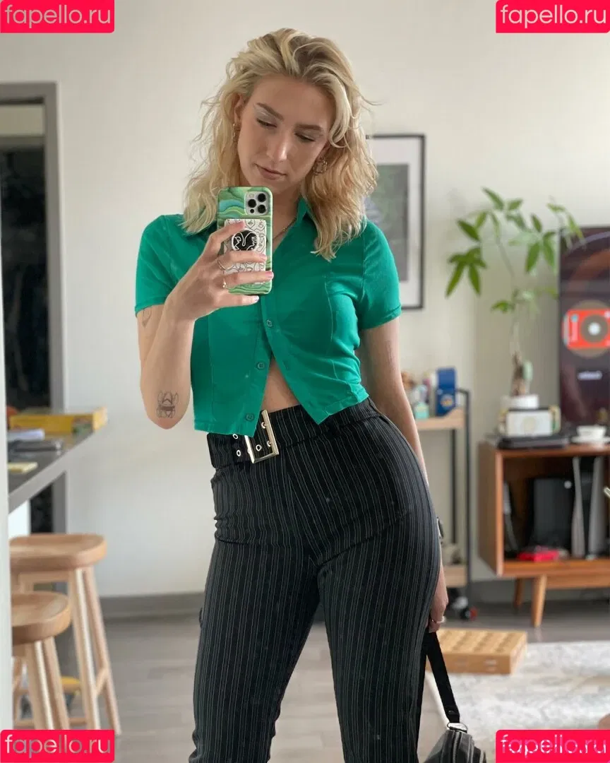 Courtney Miller / co_mill / pikagurlx / typicalvlogs Onlyfans Photo Gallery 