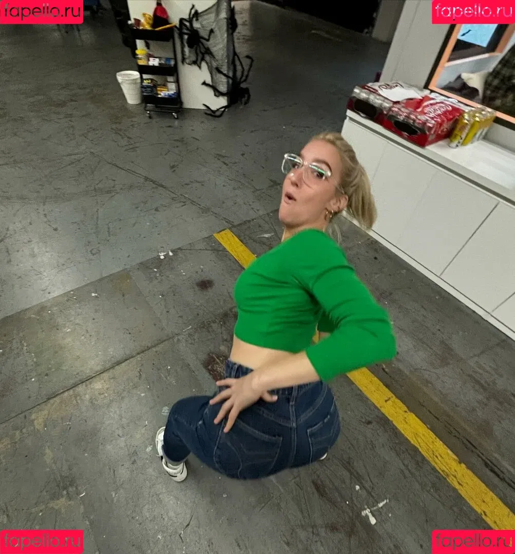Courtney Miller / co_mill / pikagurlx / typicalvlogs Onlyfans Photo Gallery 