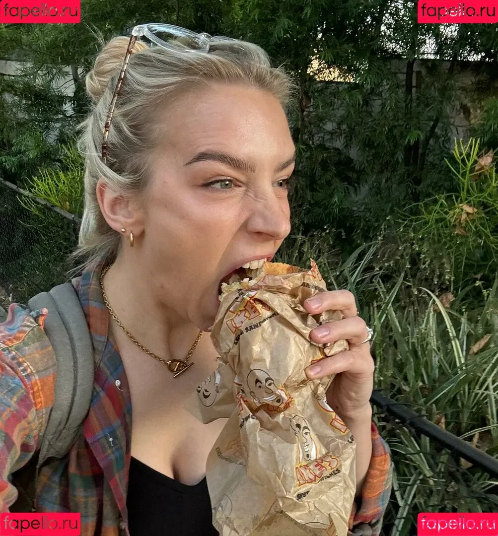 Courtney Miller / co_mill / pikagurlx / typicalvlogs Onlyfans Photo Gallery 
