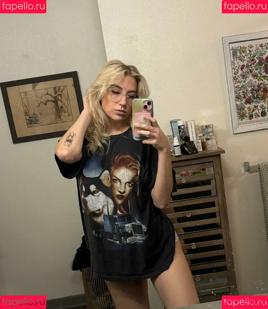 Courtney Miller / co_mill / pikagurlx / typicalvlogs Onlyfans Photo Gallery 