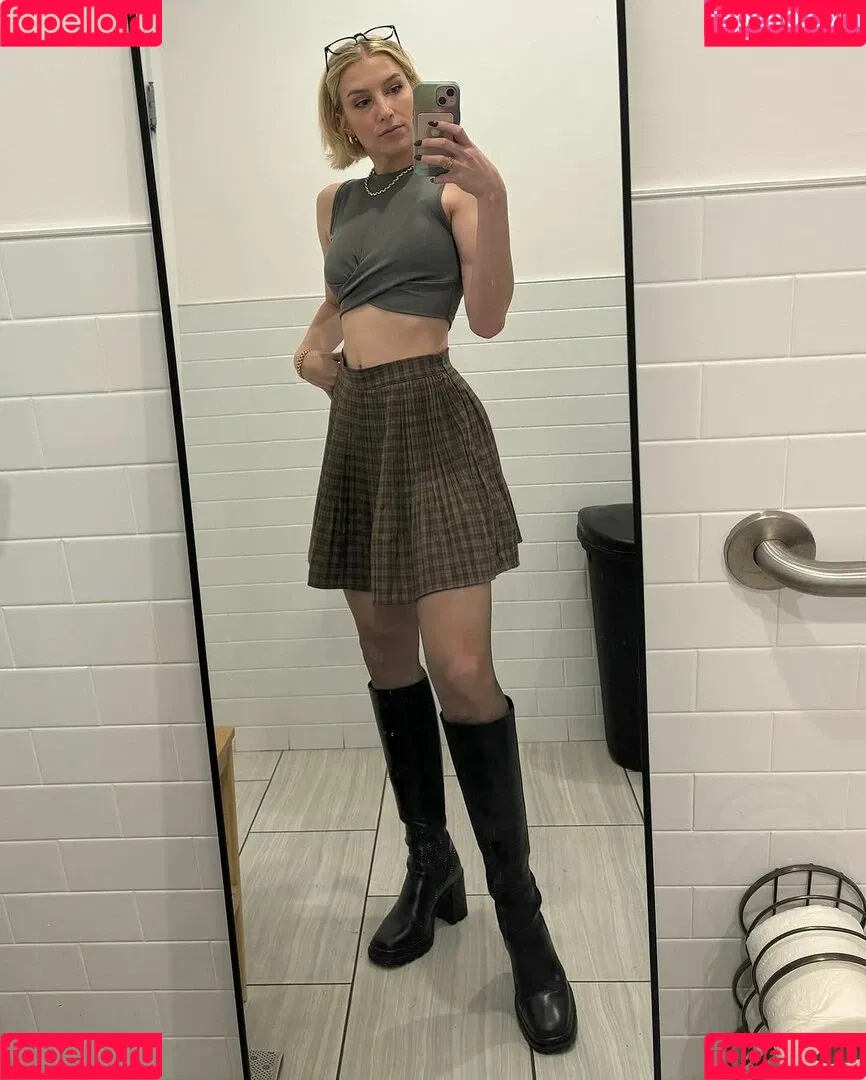 Courtney Miller / co_mill / pikagurlx / typicalvlogs Onlyfans Photo Gallery 
