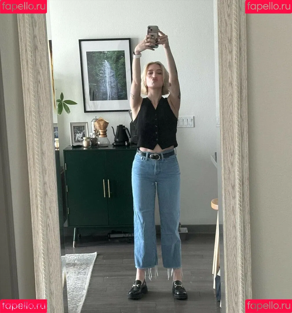 Courtney Miller / co_mill / pikagurlx / typicalvlogs Onlyfans Photo Gallery 