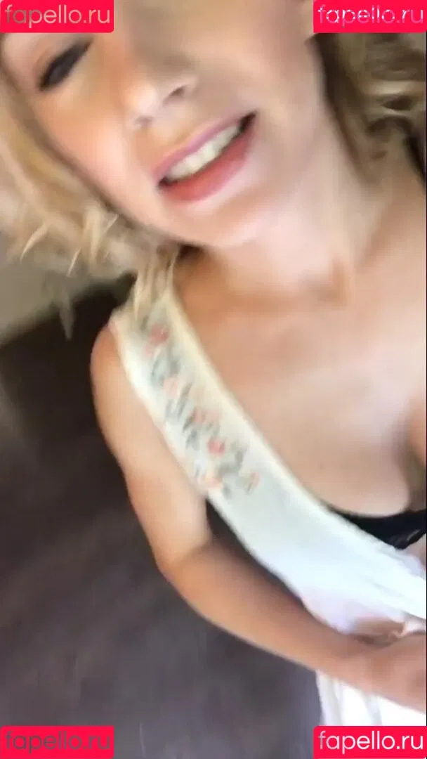 Courtney Miller / co_mill / pikagurlx / typicalvlogs Onlyfans Photo Gallery 
