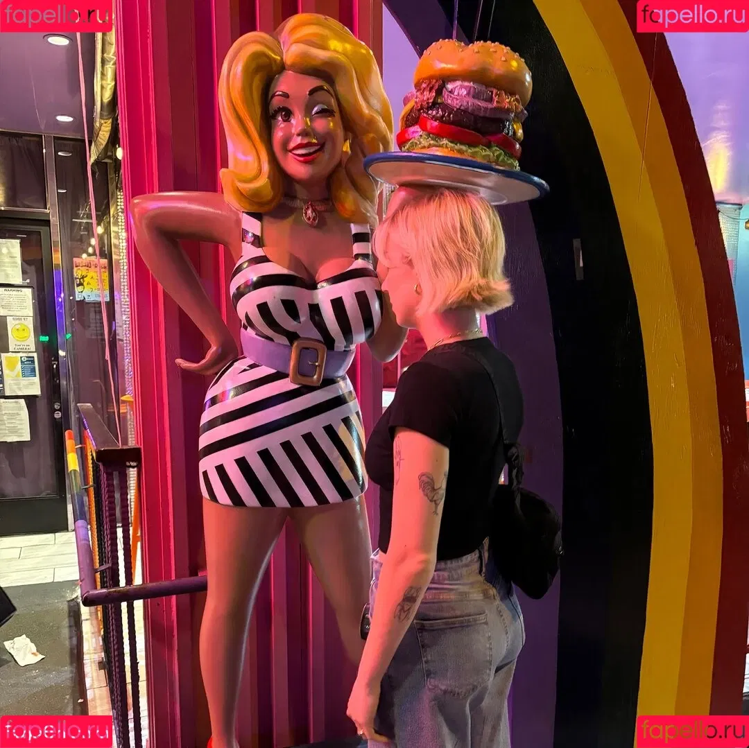 Courtney Miller / co_mill / pikagurlx / typicalvlogs Onlyfans Photo Gallery 