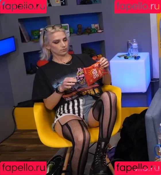Courtney Miller / co_mill / pikagurlx / typicalvlogs Onlyfans Photo Gallery 
