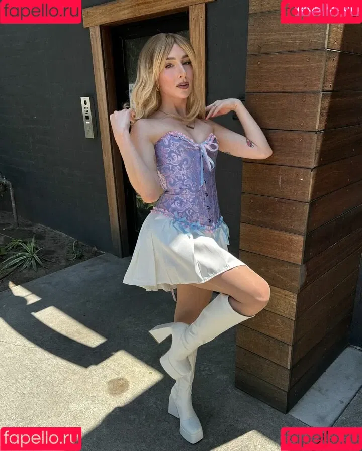 Courtney Miller / co_mill / pikagurlx / typicalvlogs Onlyfans Photo Gallery 