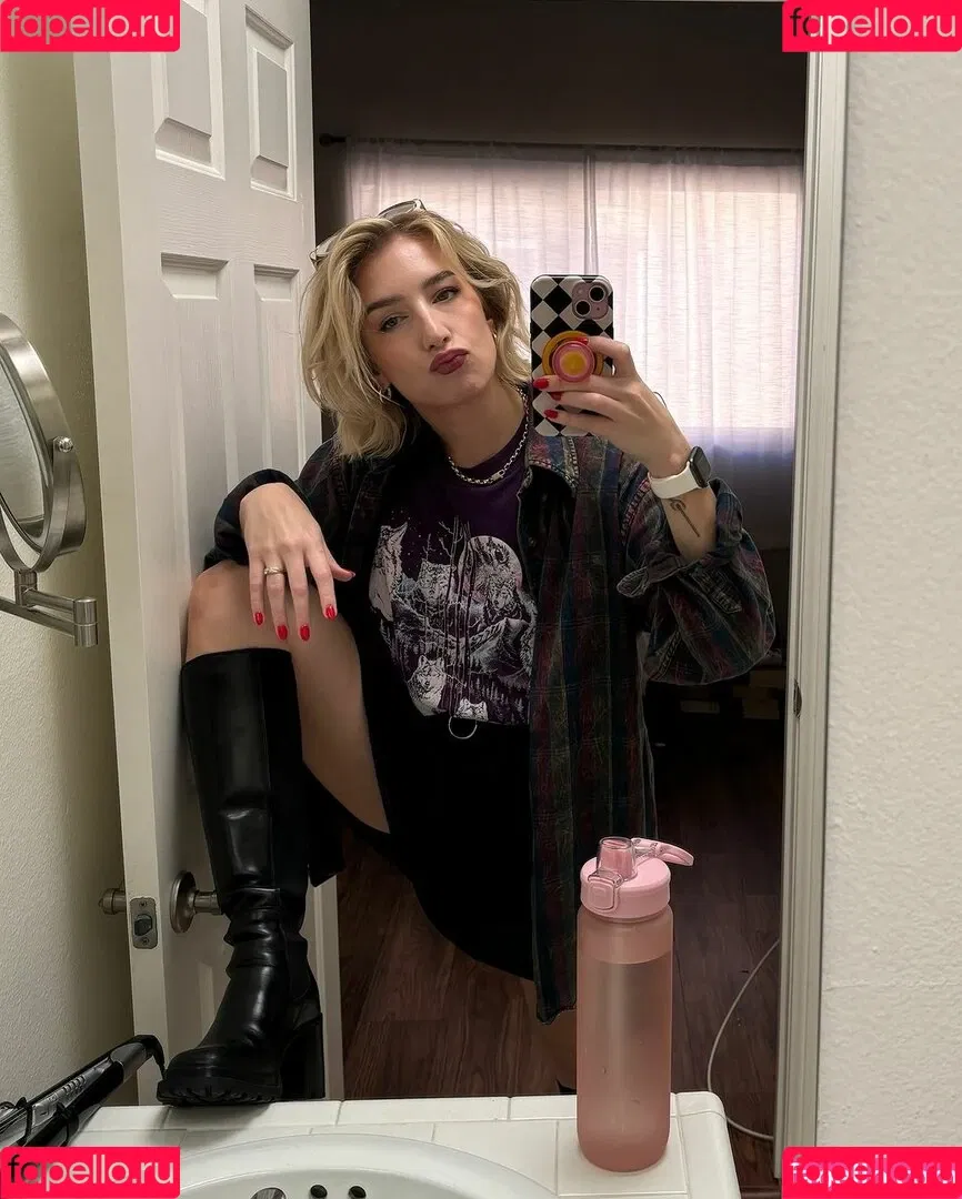 Courtney Miller / co_mill / pikagurlx / typicalvlogs Onlyfans Photo Gallery 