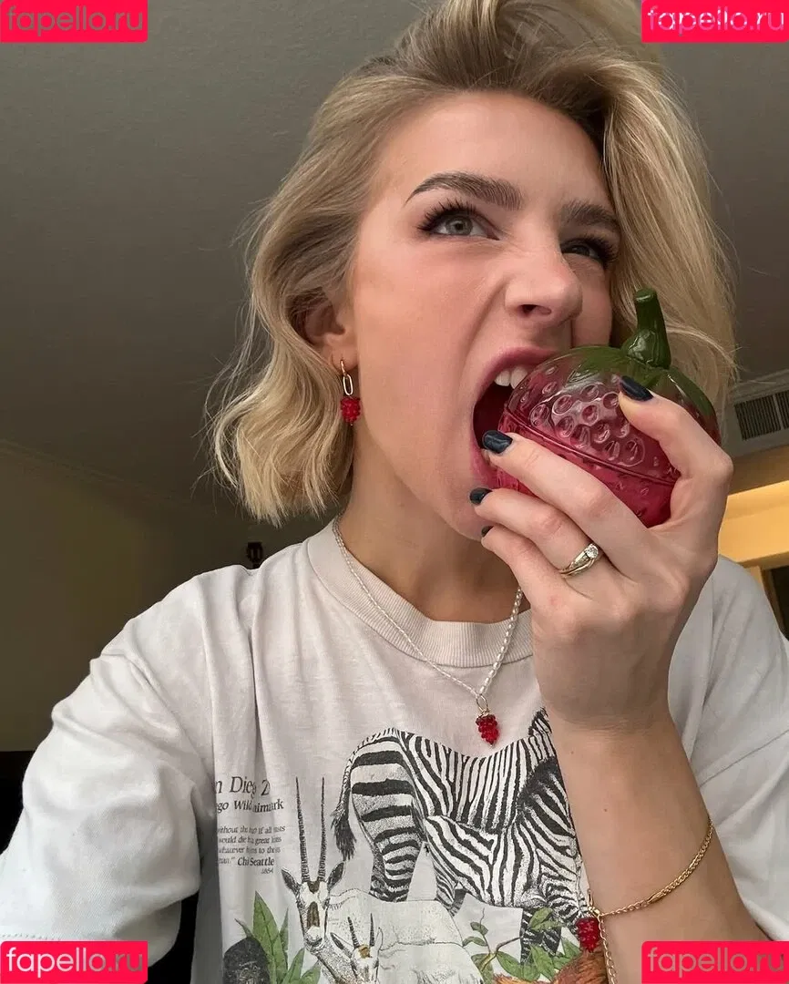 Courtney Miller / co_mill / pikagurlx / typicalvlogs Onlyfans Photo Gallery 