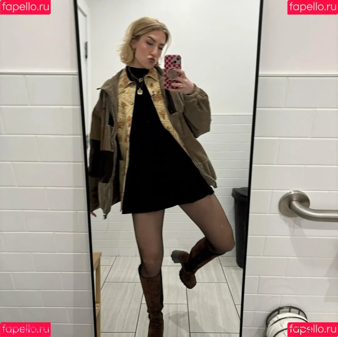 Courtney Miller / co_mill / pikagurlx / typicalvlogs Onlyfans Photo Gallery 