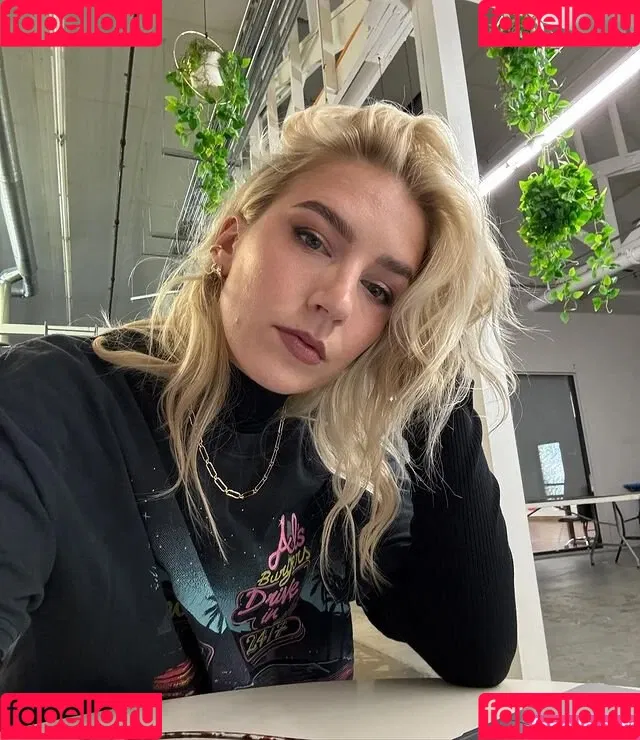 Courtney Miller / co_mill / pikagurlx / typicalvlogs Onlyfans Photo Gallery 