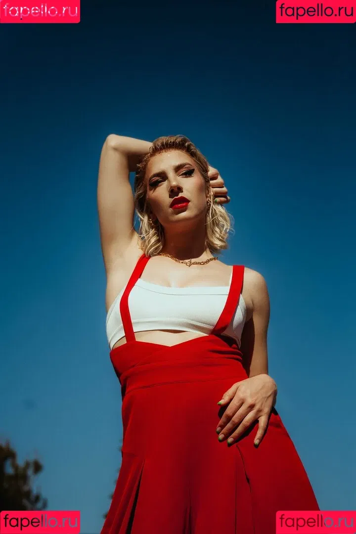 Courtney Miller / co_mill / pikagurlx / typicalvlogs Onlyfans Photo Gallery 