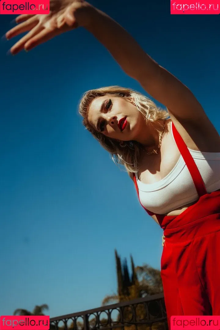 Courtney Miller / co_mill / pikagurlx / typicalvlogs Onlyfans Photo Gallery 