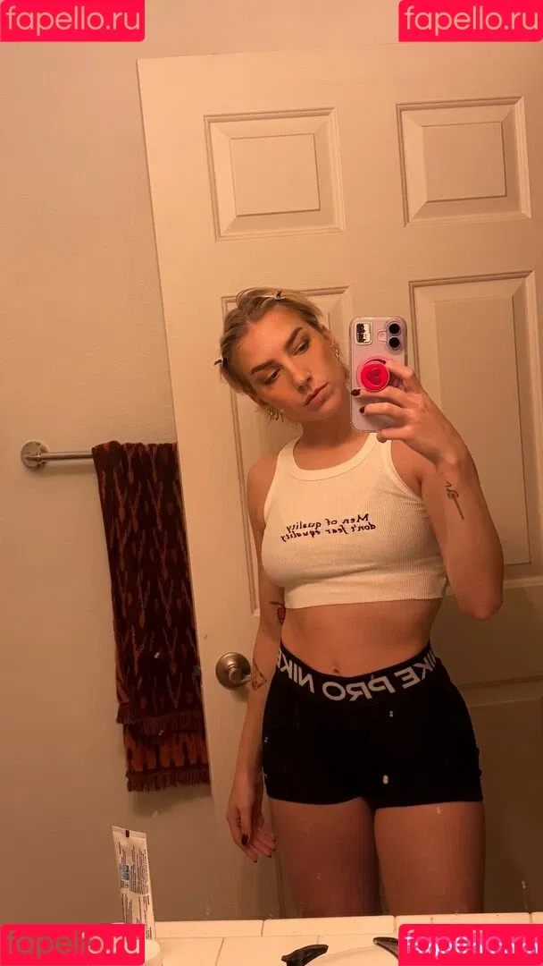Courtney Miller / co_mill / pikagurlx / typicalvlogs Onlyfans Photo Gallery 