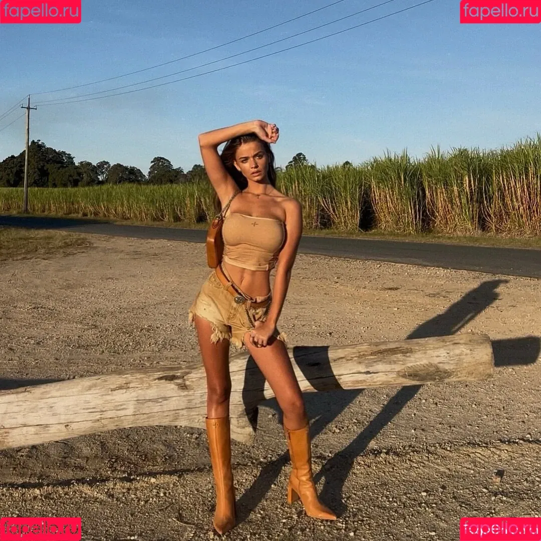 Chloe Campbell / chloecxmpbell Onlyfans Photo Gallery 