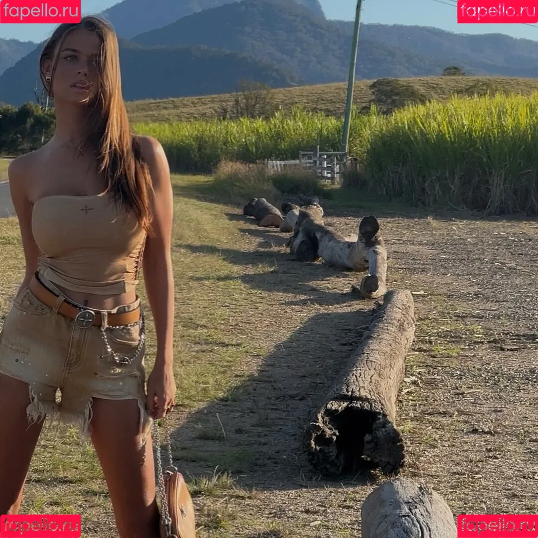Chloe Campbell / chloecxmpbell Onlyfans Photo Gallery 