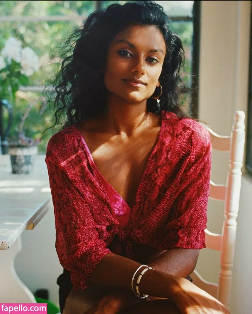 Simone Ashley / simoneashley Onlyfans Photo Gallery 