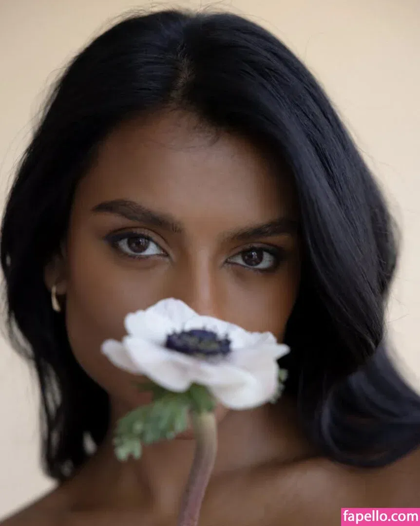 Simone Ashley / simoneashley Onlyfans Photo Gallery 