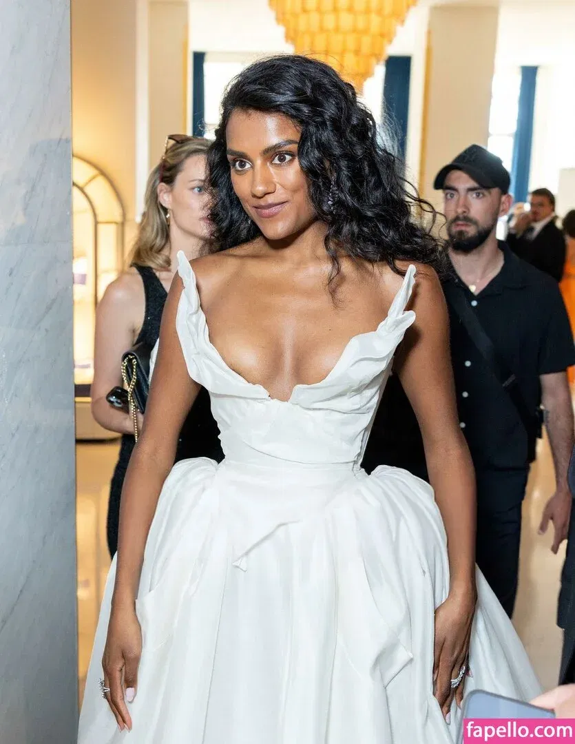 Simone Ashley / simoneashley Onlyfans Photo Gallery 